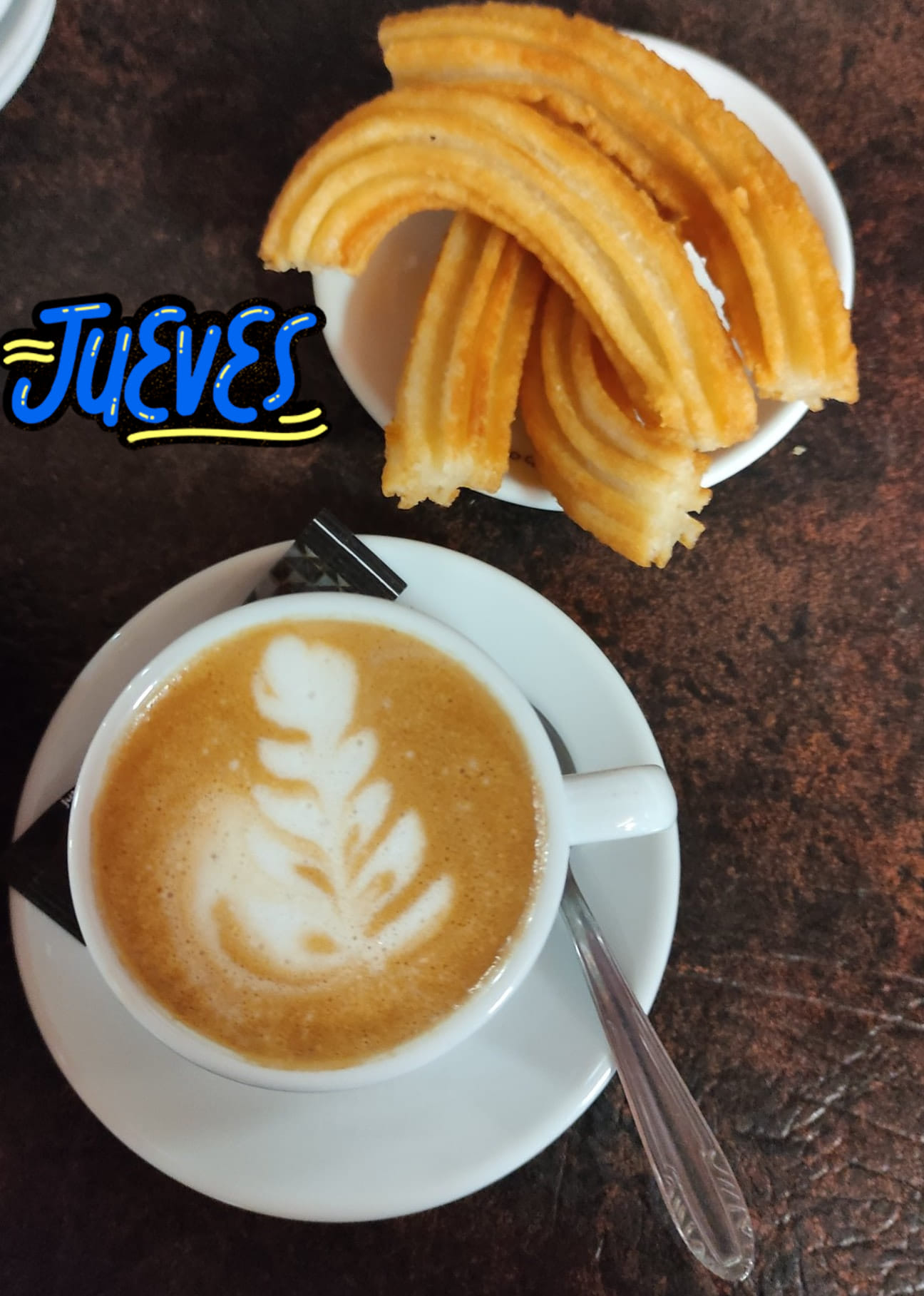 Café con arte latte y churros
