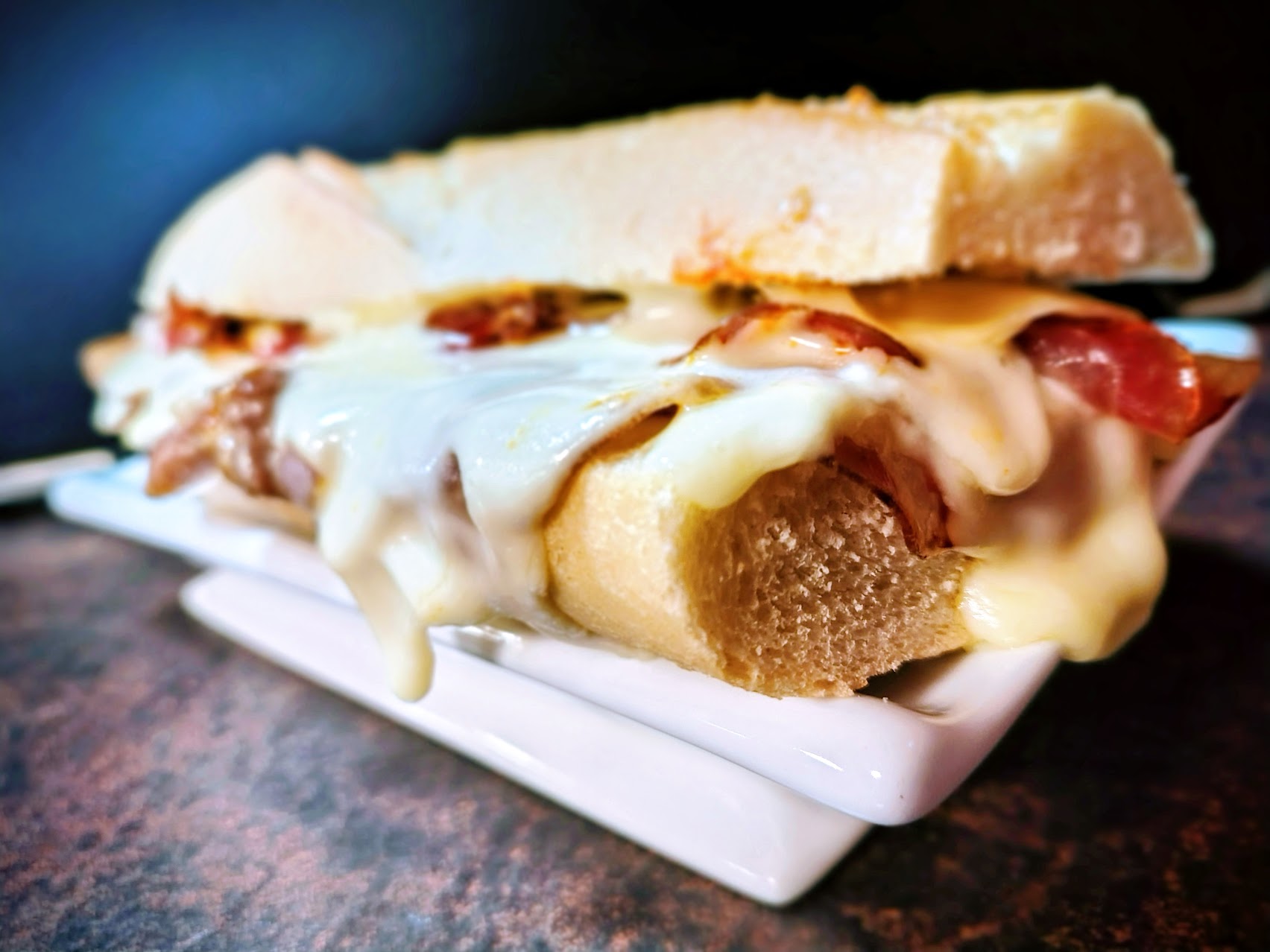 Bocadillo de lomo embuchado con queso fundido en barra